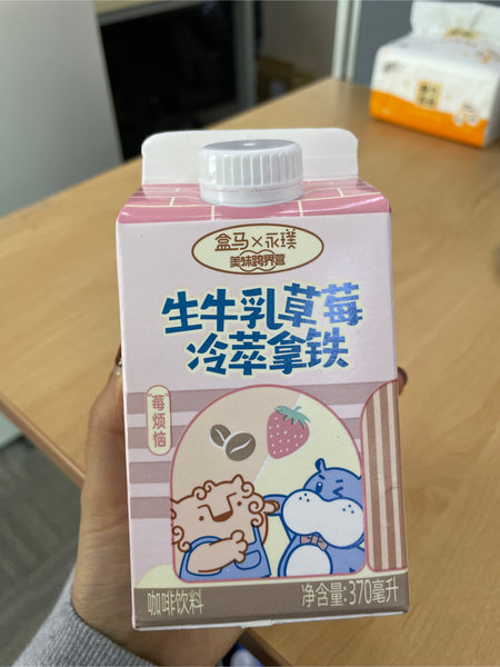 盒马 生牛乳草莓冷萃拿铁 370ml