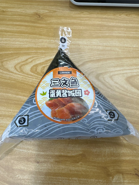 罗森 /LAWSON三文鱼蛋黄酱饭团