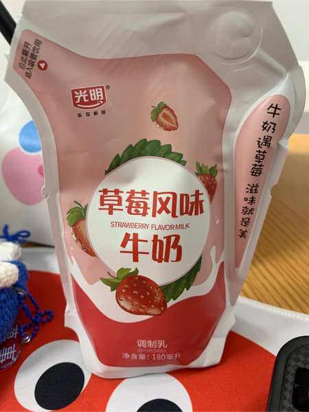 光明 草莓风味奶 180ml