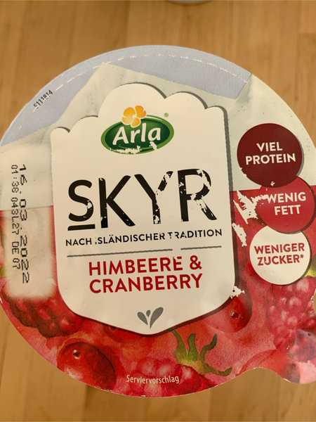 Arla skyrHimbeeren+<em>cranberry</em>