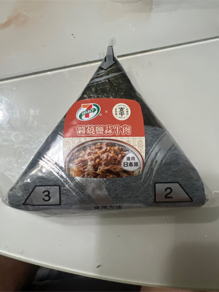 7-ELEVEN 鹽燒鹽蒜<em>牛肉</em><em>飯</em>團