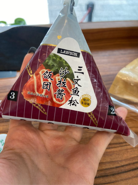 罗森 三文鱼送沙拉酱饭团