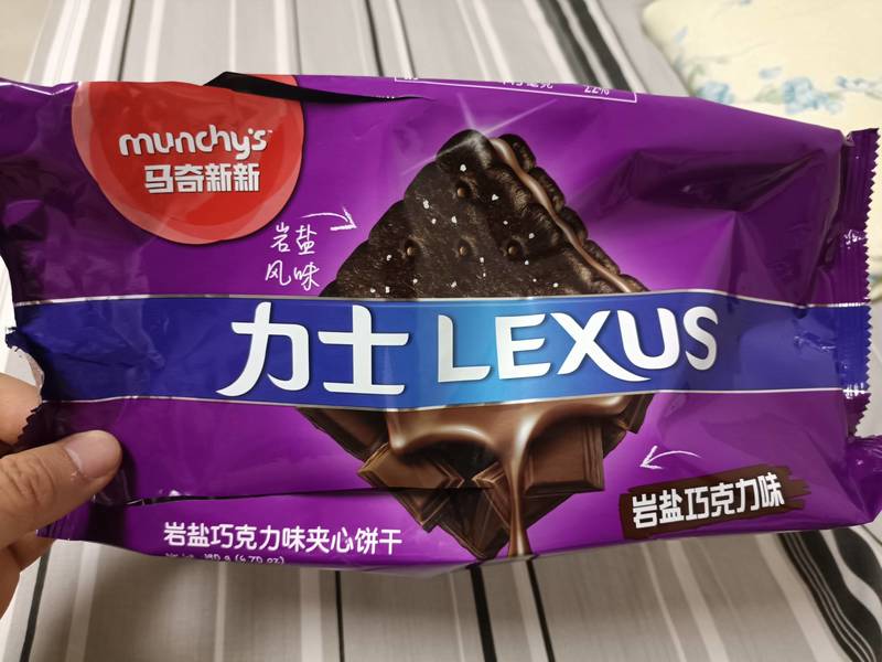 马奇新新 力士LEXUS<em>岩盐</em>巧克力<em>味</em><em>夹心</em><em>饼干</em>